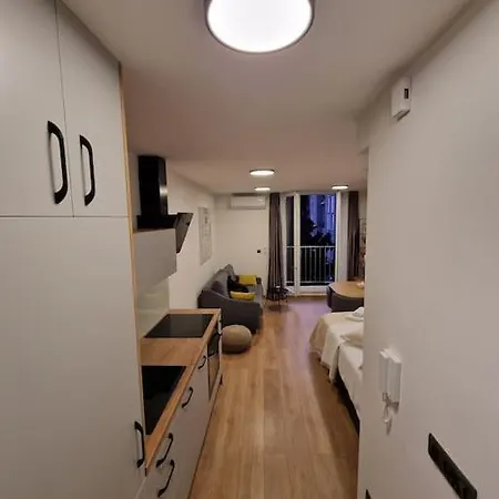 G-in-st Apartment Split